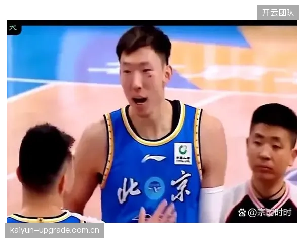 周琦凭借身高臂展在内线形成威慑,盖帽数据领跑联盟。 周琦凭借身高臂展在内线形成威慑,盖帽数据领跑联盟。